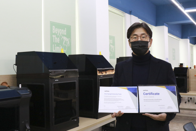 권성근 경일대 메이커스페이스사업단장이 조트랙스사에서 받은 인증서를 들어보이고 있다. 경일대 제공