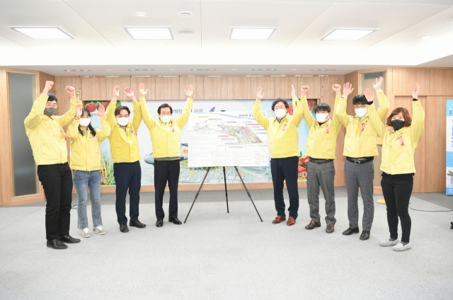21일 고윤환 문경시장(왼쪽 네 번째)과 이종필 문경시 경제산업국장(오른쪽 네 번째)을 비롯한 관계공무원들이 문경시가 3천500억원이 지원되는 도시재생사업공모에 최종 선정됐다는 소식을 듣고 만세를 부르고 있다. 문경시 제공