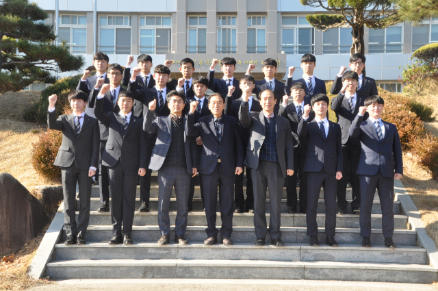 경북 상주공고 김장경 교감, 권희태 이사장, 박용태 교장(왼쪽 세번째부터)이 경상북도 지방직 공무원에 합격한 17명의 학생과 기념촬영을 하고 있다. 상주공고는 올해 전국최다인 45명의 공무원 합격자를 배출했다. 상주공고 제공