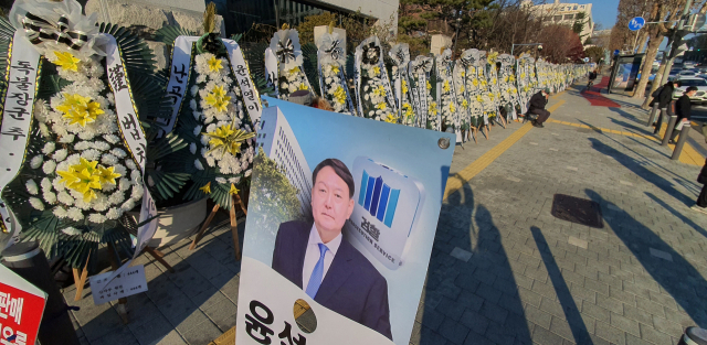 21일 서초동 대검찰청 앞에 윤석열 총장 지지 화환이 놓여 있다. 윤 총장 