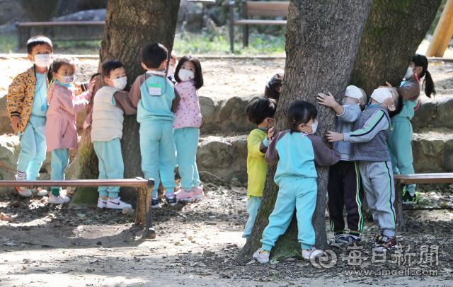 지난 달 13일 대구 달성군 화원동산에 자연체험학습 나온 한 어린이집 원아들이 마스크를 한 채 놀고 있다. 사진은 기사 본문 내용과 무관함. 매일신문 DB