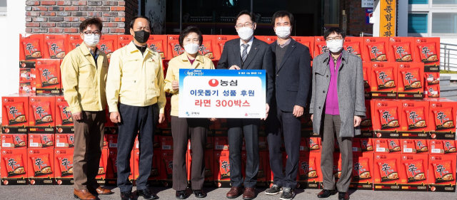 경북 구미국가산업단지 내 ㈜농심 구미공장 관계자들이 구미시에 연말연시 이웃돕기 라면 300박스를 전달하고 있다. 구미시 제공
