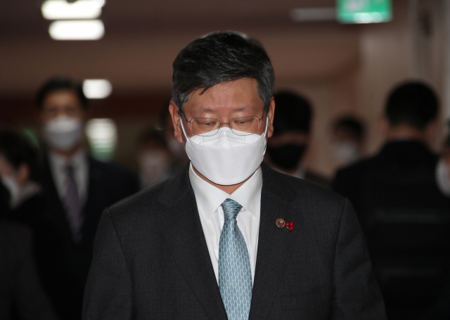 이용구 법무부 차관이 22일 정부서울청사에서 열린 국무회의에 참석하고 있다. 연합뉴스