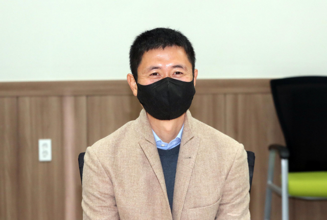 22일 오전 강원 춘천시 도체육회관에서 열린 강원FC 이사회에 신임 대표이사로 내정된 이영표 전 국가대표 축구선수가 회의에 참석해 환하게 웃고 있다. 연합뉴스