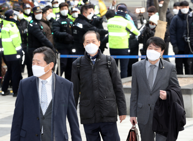 윤석열 검찰총장 측 특별변호인 이석웅(왼쪽부터), 이완규, 손경식 변호사가 22일 오후 서울 서초구 서울행정법원에서 열린 윤 총장에 대한 정직 처분 집행정지 재판에 출석하며 법정으로 향하고 있다. 연합뉴스