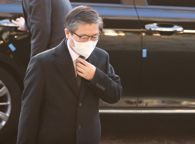 변창흠 국토교통부 장관 후보자가 22일 오전 정부과천청사 서울지방국토관리청에 마련된 청문회 준비 사무실로 출근하고 있다. 연합뉴스