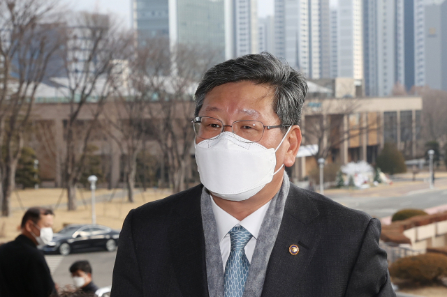 이용구 법무부 차관이 22일 오후 경기도 정부과천청사 법무부로 들어서고 있다. 연합뉴스