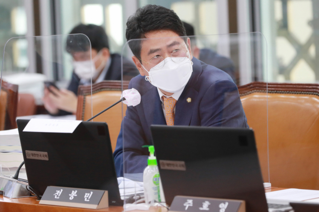 국민의힘 전봉민 의원이 14일 국회에서 열린 보건복지위원회의 국민연금공단 국정감사에서 질의하고 있다. 연합뉴스