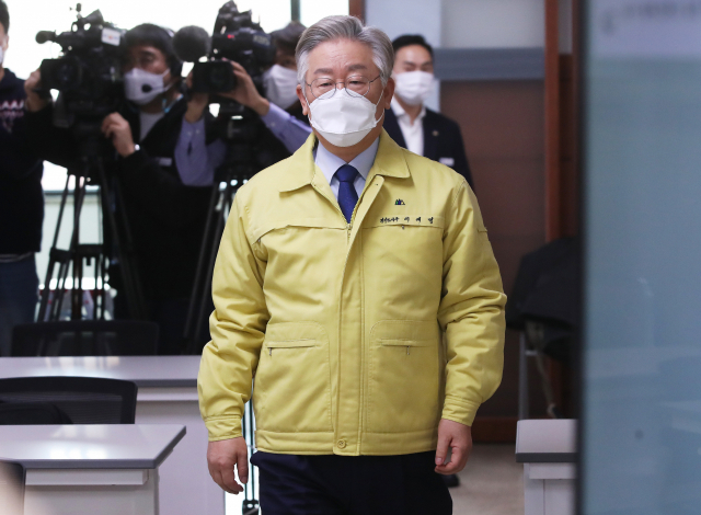 이재명 경기도지사가 21일 오후 경기도 수원시 경기도청에서 신종 코로나바이러스 감염증(코로나19) 3차 대유행 확산 방지를 위한 긴급방역 대책을 발표하기 위해 브리핑룸으로 들어서고 있다. 연합뉴스