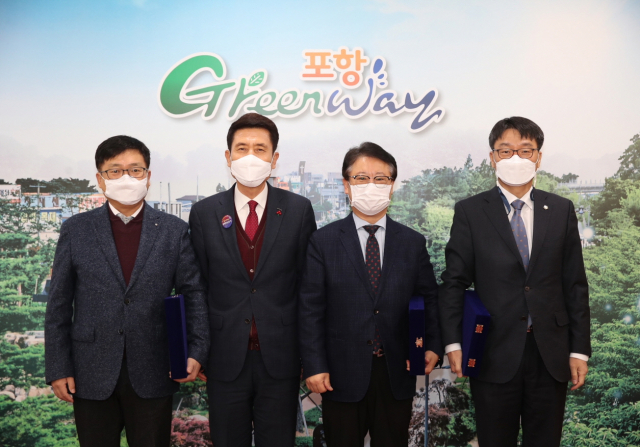 포항시가 6년 동안 포항시 법률고문을 맡았던 3명의 변호사에게 감사패를 전달했다. 왼쪽부터 유중근 변호사, 이강덕 포항시장, 이용락 변호사, 윤상홍 변호사