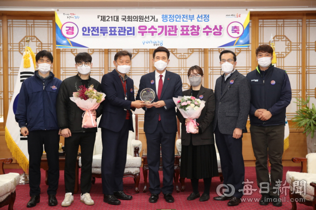 포항시가 2020년 4월 총선에서 안전한 투표환경 관리의 공을 인정받아 행정안전부로부터 우수기관 표창을 받았다. 포항시 제공