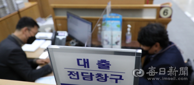 22일 오후 대구의 한 은행 대출창구에서 고객이 대출 상담을 하고 있다. 코로나19 생활고와 저금리로 은행의 가계대출이 급증하자 시중 은행들이 가계 신용대출을 막거나 신용대출 한도를 낮추는 등 가계대출 총량 관리에 나섰다. 정운철 기자 woon@imaeil.com