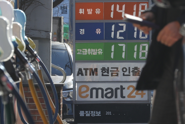 전국 주유소 기름값이 4주 연속 올랐다. 상승폭도 확대되는 추세다. 지난 19일 한국석유공사 유가정보서비스 오피넷에 따르면 12월 셋째 주 전국 휘발유 판매 가격은 지난주보다 18.6원 오른 ℓ당 1천357.7원이었다. 사진은 20일 서울 시내 주유소 모습. 연합뉴스