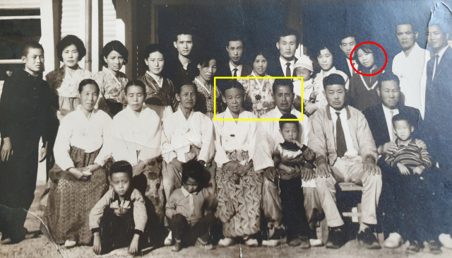 1967년 박희숙 씨 아버지 박영식 씨의 회갑을 기념해 찍은 가족사진(노란색 박스 왼쪽부터 이외조 씨, 박영식 씨, 오른쪽 빨간색 원 박희숙 씨). 가족제공.
