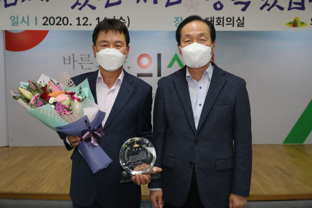 연말 명예 퇴직 하는 마창운(왼쪽) 의성군 관광경제농업국장이 김주수 의성군수와 기념 사진을 촬영하고 있다. 의성군 제공