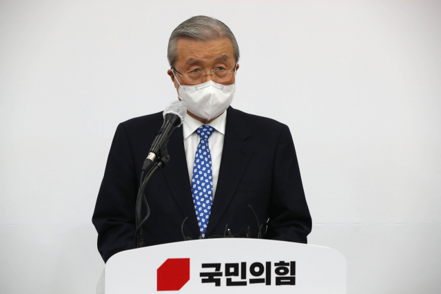 국민의힘 김종인 비상대책위원장이 지난 15일 오전 서울 여의도 국회에서 긴급 기자회견을 열고 전직 대통령 구속 관련 대국민사과와 함께 인적쇄신을 약속하고 있다. 연합뉴스