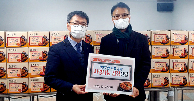 희성전자㈜는 22일 사랑나눔 김장김치 83상자를 달서구 학산종합사회복지관에 전달했다. 희성전자 제공