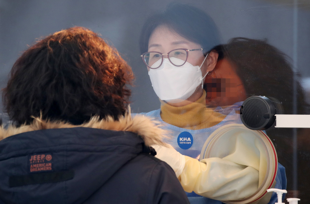 국내 신종 코로나바이러스감염증(코로나19) 신규 확진자 수가 다시 1천명대로 올라선 23일 서울광장에 마련된 임시선별진료소에서 의료진이 검체 채취를 하고 있다. 중앙방역대책본부에 따르면 이날 0시 기준 신규 확진자 수는 1천92명으로 이중 지역발생이 1천60명, 해외유입이 32명으로 집계됐다. 연합뉴스