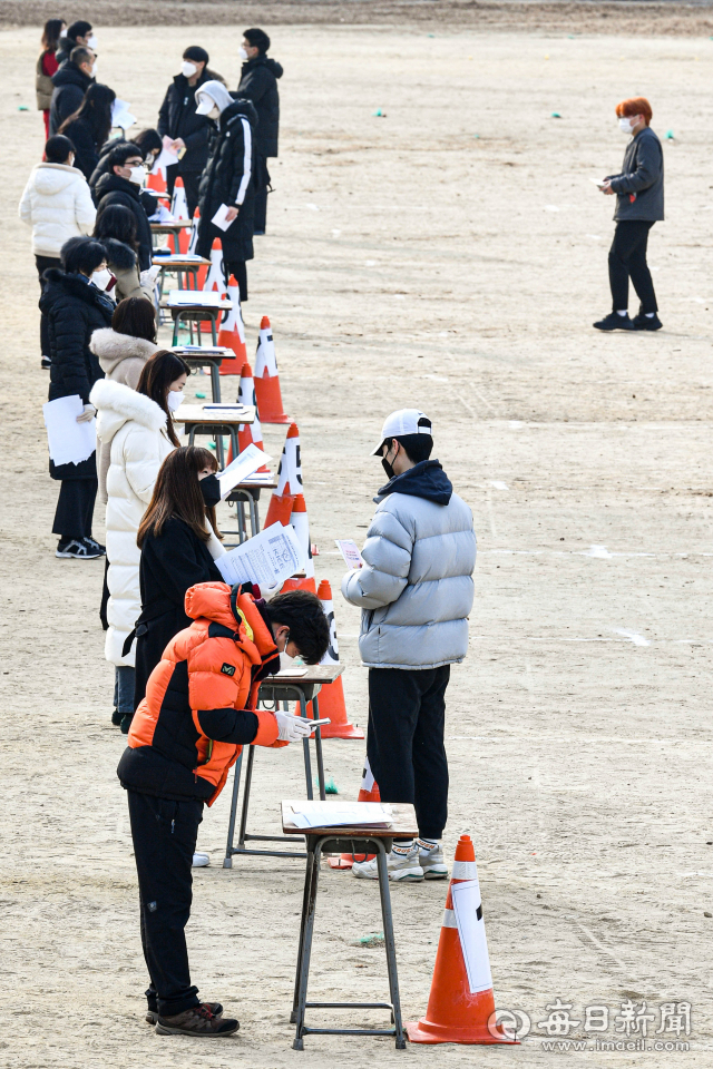 최근 현 고2가 치를 2023학년도 대입전형 시행계획이 발표됐다. 비수도권 대학의 수시모집이 확대됐다는 게 큰 특징. 특히 대구경북권 대학은 수시모집 비중이 평균 80%을 웃돈다. 지난해 수능시험 성적표가 배부되고 있는 경북고 운동장 풍경. 매일신문 DB