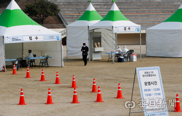 23일 오전 대구 두류공원 야구장에 마련된 코로나19 임시선별검사소가 한산한 모습을 보이고 있다. 대구시는 이날부터 익명 무료 검사를 받을 수 있는 임시선별검사소 3곳(국채보상운동기념공원, 두류공원, 달성군 다사보건지소)에 대한 운영을 시작했다. 우태욱 기자 woo@imaeil.com