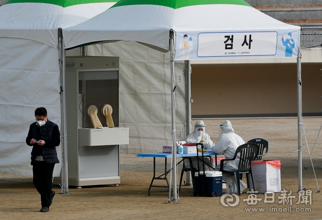 23일 오전 대구 두류공원 야구장에 마련된 코로나19 임시선별검사소가 한산한 모습을 보이고 있다. 대구시는 이날부터 익명 무료 검사를 받을 수 있는 임시선별검사소 3곳(국채보상운동기념공원, 두류공원, 달성군 다사보건지소)에 대한 운영을 시작했다. 우태욱 기자 woo@imaeil.com