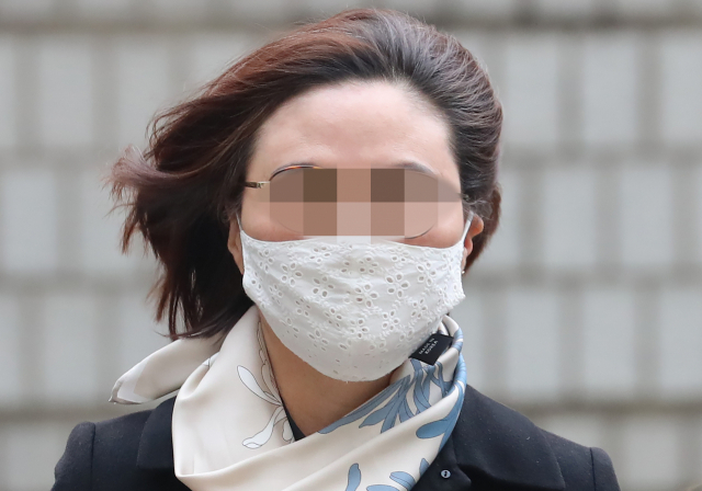 자녀 입시비리와 사모펀드 투자 의혹 등 혐의로 재판에 넘겨진 조국 전 법무부 장관의 부인 정경심 동양대 교수가 지난 23일 오후 서울 서초구 서울중앙지법에서 열리는 1심 선고공판에 출석하고 있다. 정 교수는 징역 4년을 선고받고 법정 구속됐다. 연합뉴스