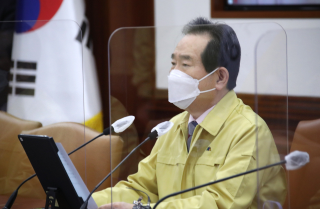 정세균 국무총리가 24일 오전 정부서울청사에서 열린 신종 코로나바이러스 감염증(코로나19) 대응 중앙재난안전대책본부(중대본) 회의를 주재하고 있다. 연합뉴스