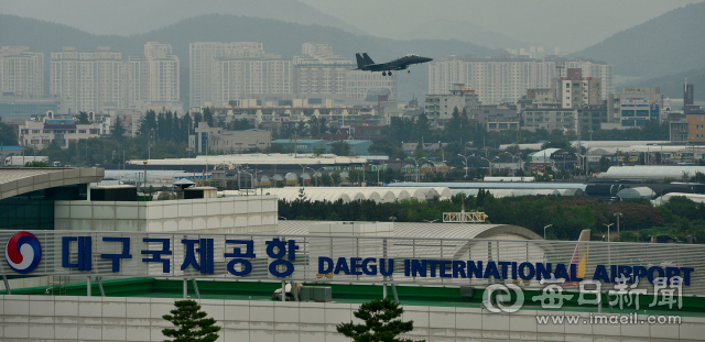 대구 K-2 군 공항에서 군용기가 이륙하고 있다. 매일신문DB