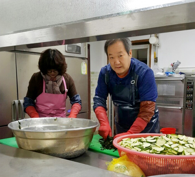 지난해 1월 30일 홍성집 안전보안관 북구대표가 북구 선린종합사회복지관에서 무료급식을 위한 밑반찬만들기를 하고 있다. 본인제공.