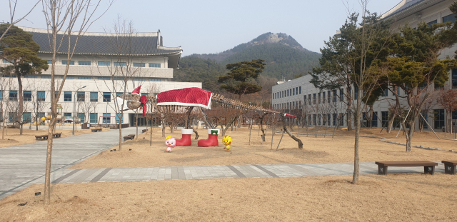 경북도청에 설치된 공룡 뼈 조형물.