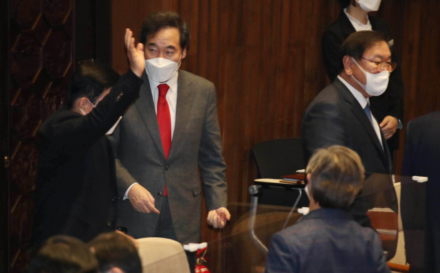 더불어민주당 김진표 의원(왼쪽)이 14일 오후 국회 본회의에서 대북전단을 금지하는 남북관계 발전에 관한 법률 일부개정법률안이 통과된 뒤 인사하고 있다. 가운데는 더불어민주당 이낙연 대표. 연합뉴스