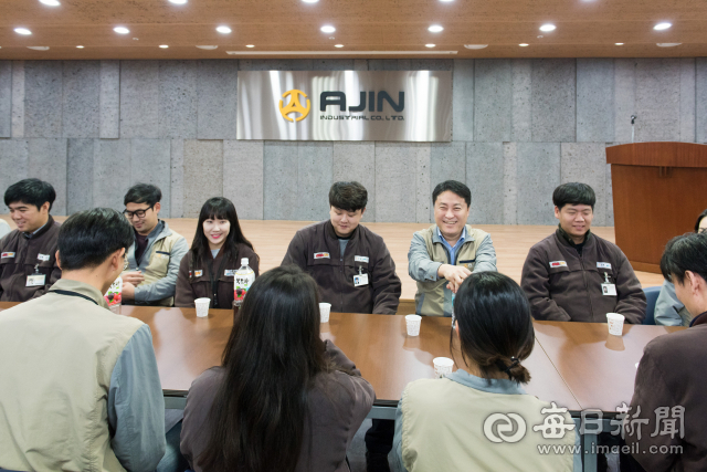 서중호(뒷줄 오른쪽 두 번째) 아진산업 대표가 수시로 직원교류회를 열여 직원들의 애로사항을 청취하는 등 대화를 나누고 있다. 아진산업 제공