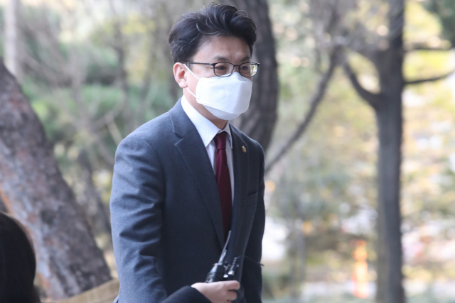 지난 21대 총선을 앞두고 사전 선거운동을 한 혐의의 더불어민주당 진성준 의원이 24일 서울 양천구 서울남부지방법원에서 열린 선고 공판에 출석하고 있다. 연합뉴스