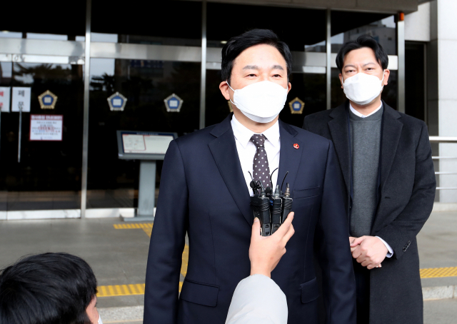 원희룡 제주지사가 24일 오전 제주지법에서 선거법 위반으로 벌금 90만원을 선고받은 뒤 소감을 말하고 있다. 연합뉴스