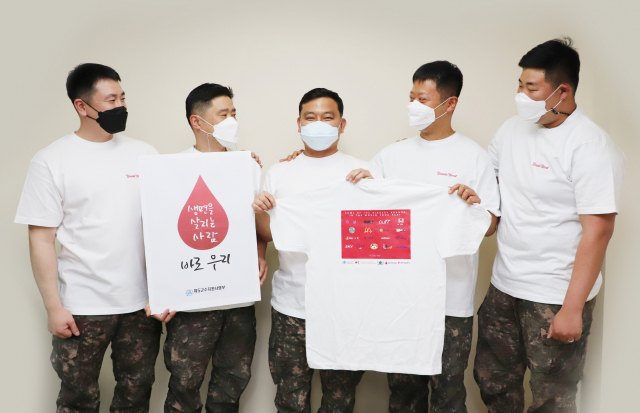 지속적인 헌혈 활동을 실시해온 육군 제5군수지원사령부 이종철 상사와 전우들. 육군 제5군수지원사령부 제공