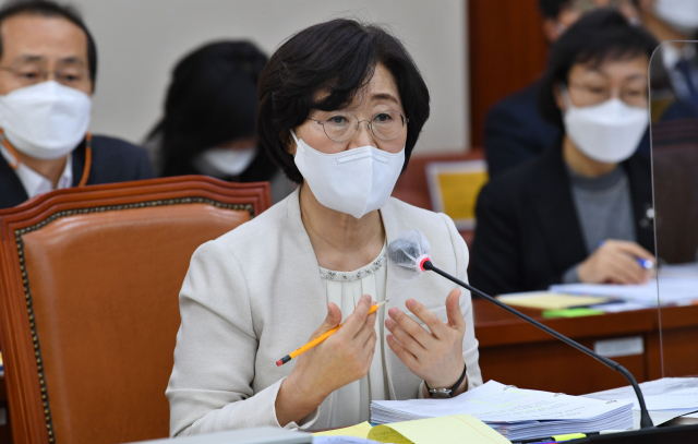 정영애 여성가족부장관 후보자가 24일 국회에서 열린 인사청문회에서 의원 질의에 답변하고 있다. 연합뉴스