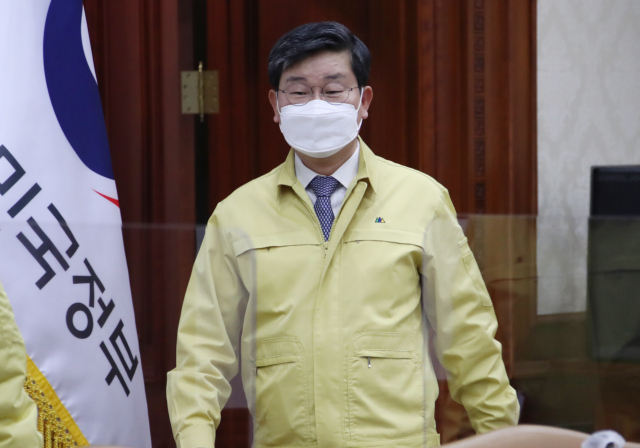 전해철 행정안전부 장관이 24일 오전 정부서울청사에서 열린 신종 코로나바이러스 감염증(코로나19) 대응 중앙재난안전대책본부(중대본) 회의에 참석하고 있다. 연합뉴스