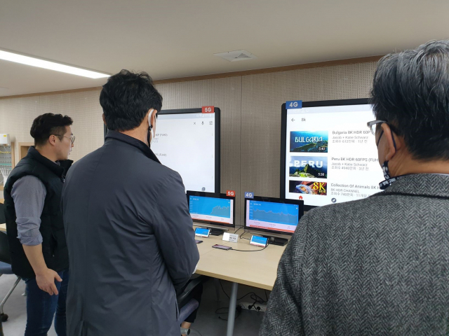 구미시와 구미전자정보기술원 관계자들이 내년 1월 시험망 서비스를 시작하는 5G 테스트베드를 살펴보고 있다. 구미시 제공