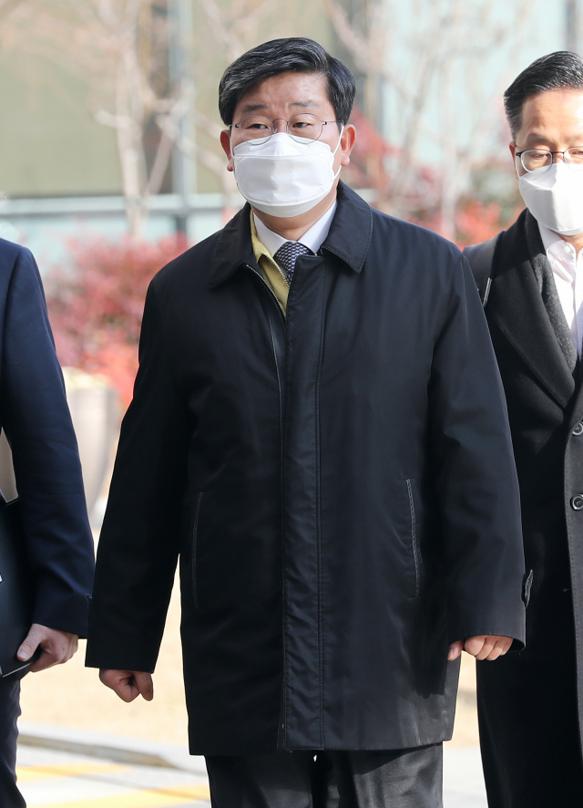 전해철 행정안전부 장관이 24일 오후 세종시 정부세종2청사에 도착해 이동하고 있다. 연합뉴스