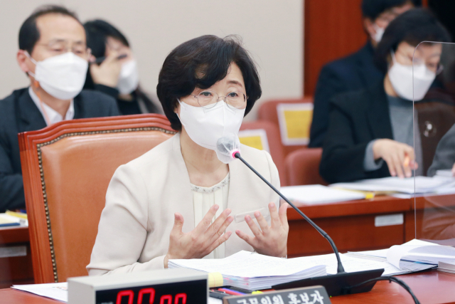 정영애 여성가족부 장관 후보자가 24일 국회 여성가족위원회에서 열린 인사청문회에서 답변하고 있다. 연합뉴스