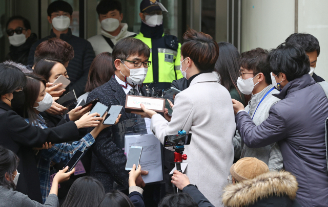 정경심 동양대 교수의 변호인 김칠준 변호사가 23일 오후 서울 서초구 서울중앙지법에서 열린 정 교수의 1심 선고 공판을 마친 뒤 취재진의 질문에 답하고 있다. 자녀 입시비리와 사모펀드 투자 의혹 등 혐의로 재판에 넘겨진 정경심 교수는 이날 징역 4년에 벌금 5억원을 선고받고 법정구속됐다. 연합뉴스