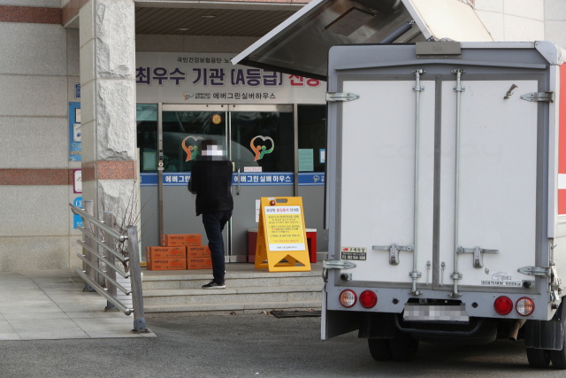 코로나19 집단감염이 발생해 코호트 격리된 광주 북구 에버그린실버하우스에 22일 과일이 비대면 방식으로 배달되고 있다. 이곳에서는 입소자 12명과 직원 4명이 코로나19 확진 판정을 받았고, 고령의 확진자 1명이 사망했다. 연합뉴스