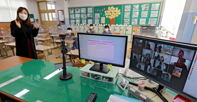대구 한 초등학교 교실에서 온·오프라인 겨울방학식이 동시에 진행되고 있다. 매일신문 DB