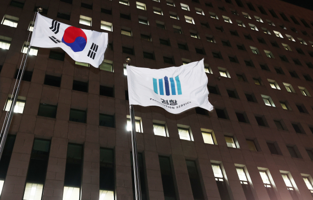 윤석열 검찰총장이 추미애 법무부 장관을 상대로 낸 징계처분 집행정지 신청사건 2차 심문기일이 열린 24일 저녁 서울 서초동 대검찰청 청사가 불을 밝히고 있다. 연합뉴스