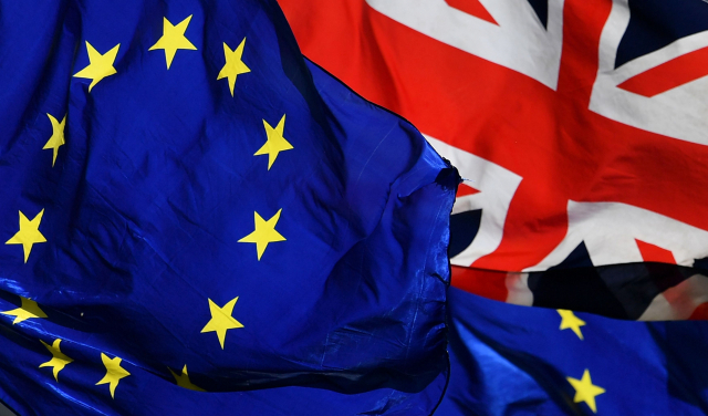영국과 유럽연합(EU)이 브렉시트(Brexit·영국의 EU 탈퇴) 이후 무역협정 등 미래관계를 위한 협상 타결이 임박했다고 BBC방송과 로이터 통신 등이 23일(현지시간) 보도했다. 크리스마스 이전에 양측이 합의에 도달할 수 있다는 관측도 나온다. 사진은 2019년 3월 영국 런던의 의회 의사당 밖에서 나부끼는 영국과 EU 국기의 모습. 연합뉴스