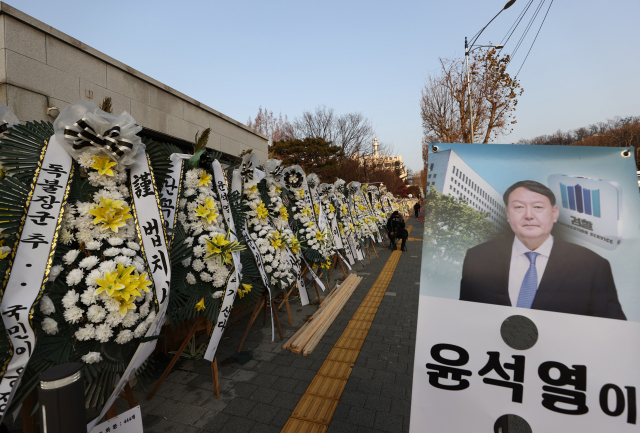 윤석열 검찰총장에 내려진 정직 처분 집행정지 신청 관련 행정법원의 2차 심문 기일인 24일 서초동 대검찰청 앞 윤 총장 응원 배너가 눈에 띈다. 연합뉴스
