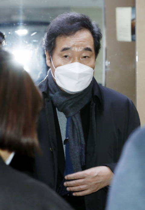 더불어민주당 이낙연 대표가 25일 국회 의원회관 자신의 사무실에서 김태년 원내대표 및 당 소속 법제사법위원들과 긴급회동을 마치고 사무실을 나서고 있다. 연합뉴스