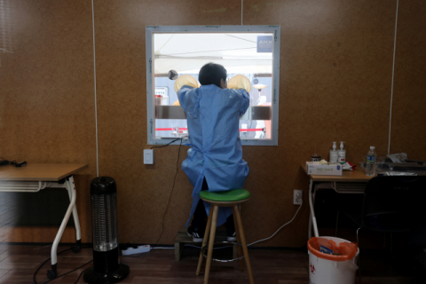 '주저'하다 놓친 거리두기, '망설'이다 늦춘 백신…'당부'만 하는 방역당국