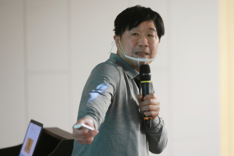 서민 단국대학교 교수가 11일 오전 서울 여의도 국회 의원회관에서 열린 국민의힘 초선모임인 