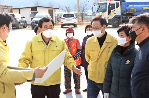 주낙영 경주시장이 고병원성 AI가 발생한 희망농원을 둘러보며 방역상황을 점검하고 있다. 경주시 제공